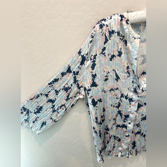 VINCE | Lotus Pleated Blue Floral Satin Contemporary Crinkle Blouse | Large - Picture 4 of 8